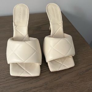 Bottega Veneta beige quilted sandals. Size 39.5
